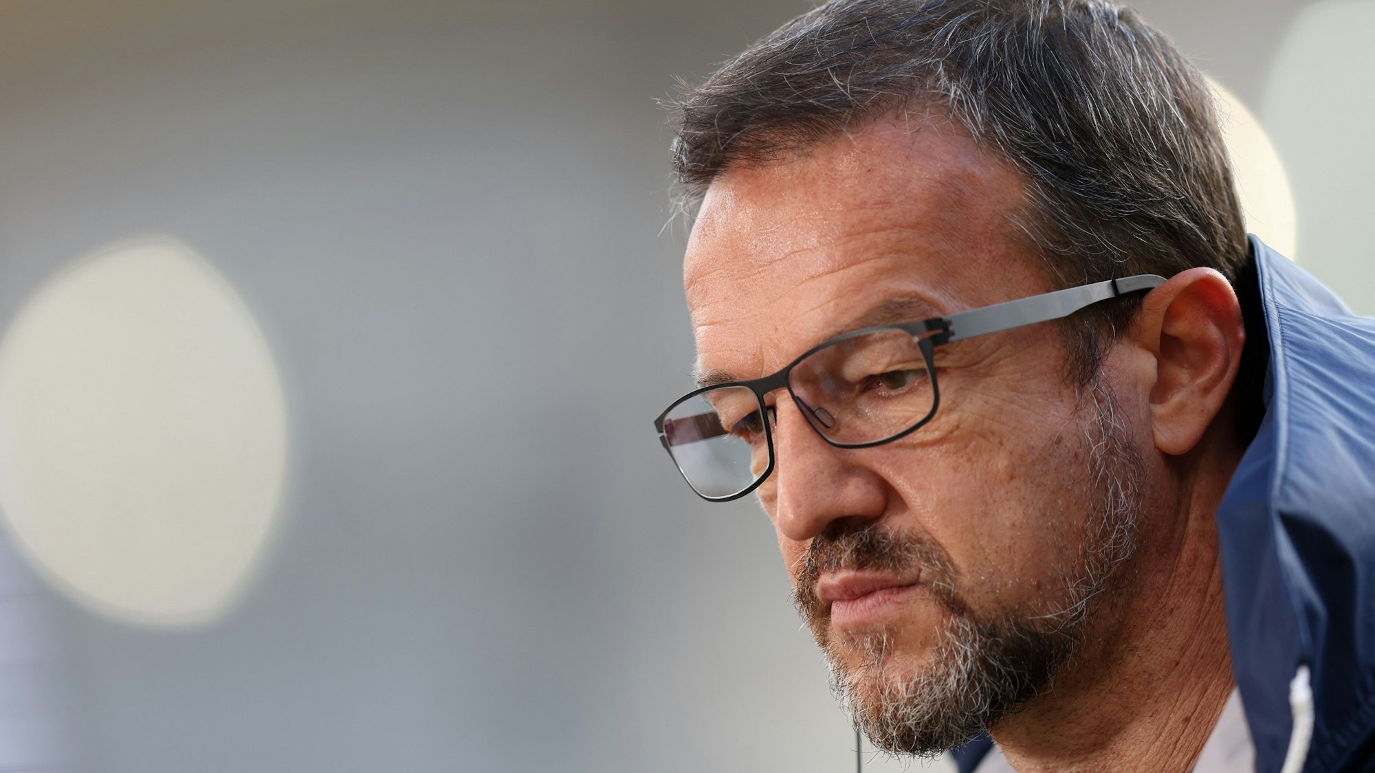 Fredi Bobic wird vor dem Hertha-Spiel in Stuttgart interviewt.