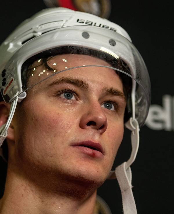 Eishockey-Profi Tim Stützle gibt ein Interview.