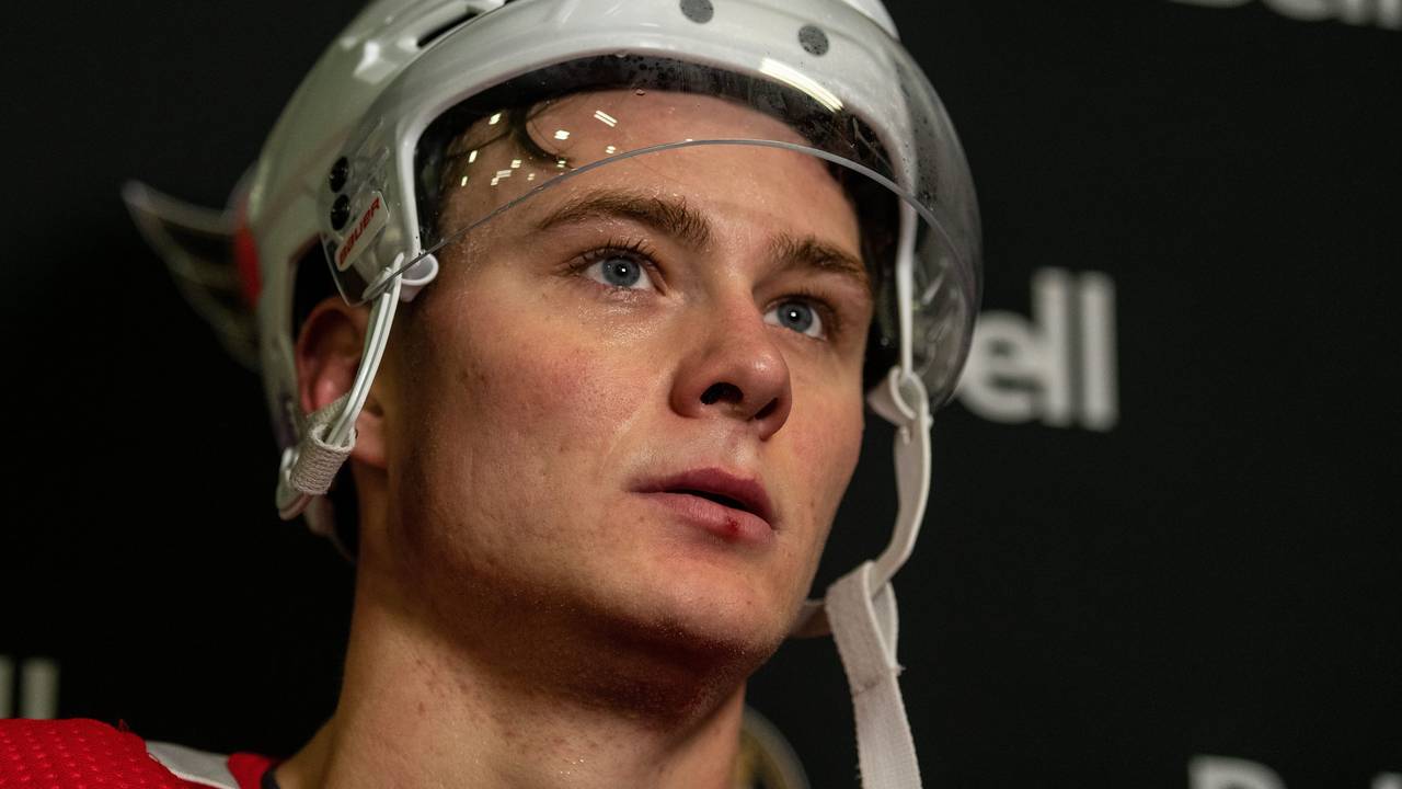 Eishockey-Profi Tim Stützle gibt ein Interview.