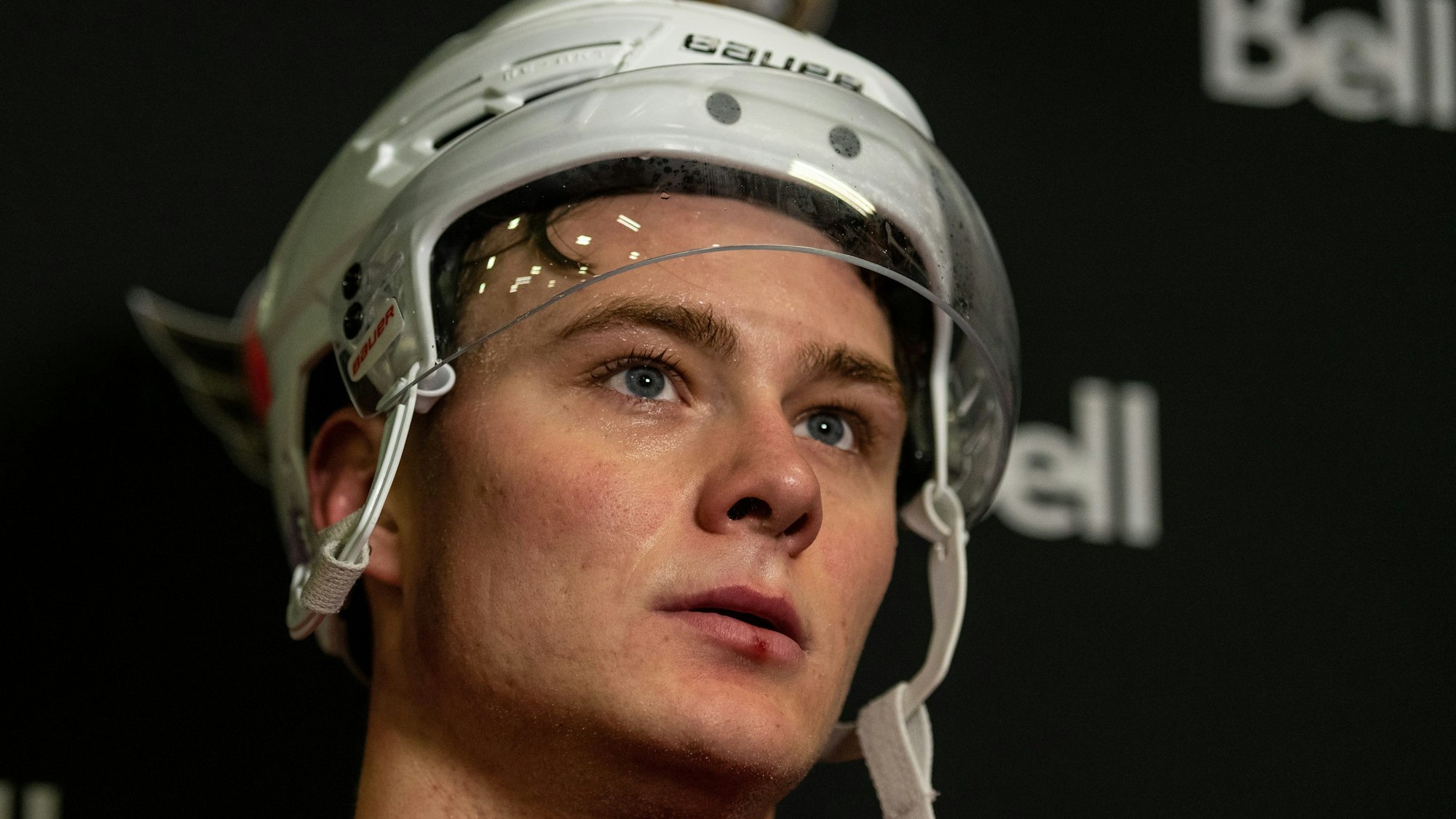 Eishockey-Profi Tim Stützle gibt ein Interview.