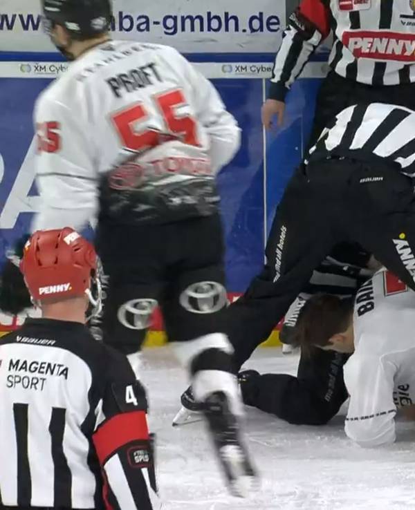 Matthias Plachta und Nick Bailen lassen im DEL-Spiel Adler Mannheim – Kölner Haie auch am Boden nicht voneinander ab.