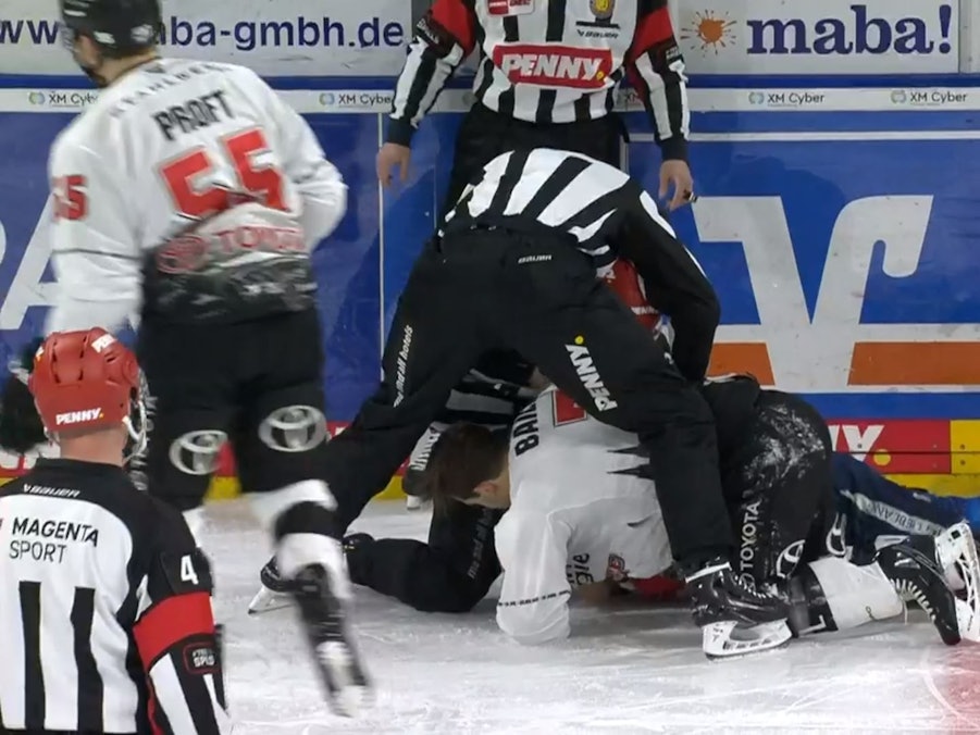 Matthias Plachta und Nick Bailen lassen im DEL-Spiel Adler Mannheim – Kölner Haie auch am Boden nicht voneinander ab.