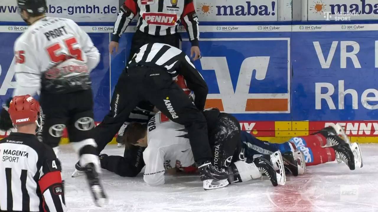 Matthias Plachta und Nick Bailen lassen im DEL-Spiel Adler Mannheim – Kölner Haie auch am Boden nicht voneinander ab.