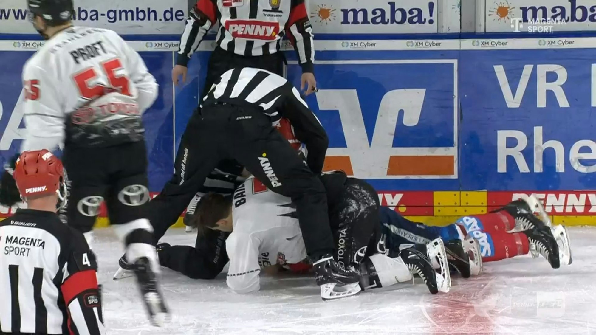 Matthias Plachta und Nick Bailen lassen im DEL-Spiel Adler Mannheim – Kölner Haie auch am Boden nicht voneinander ab.