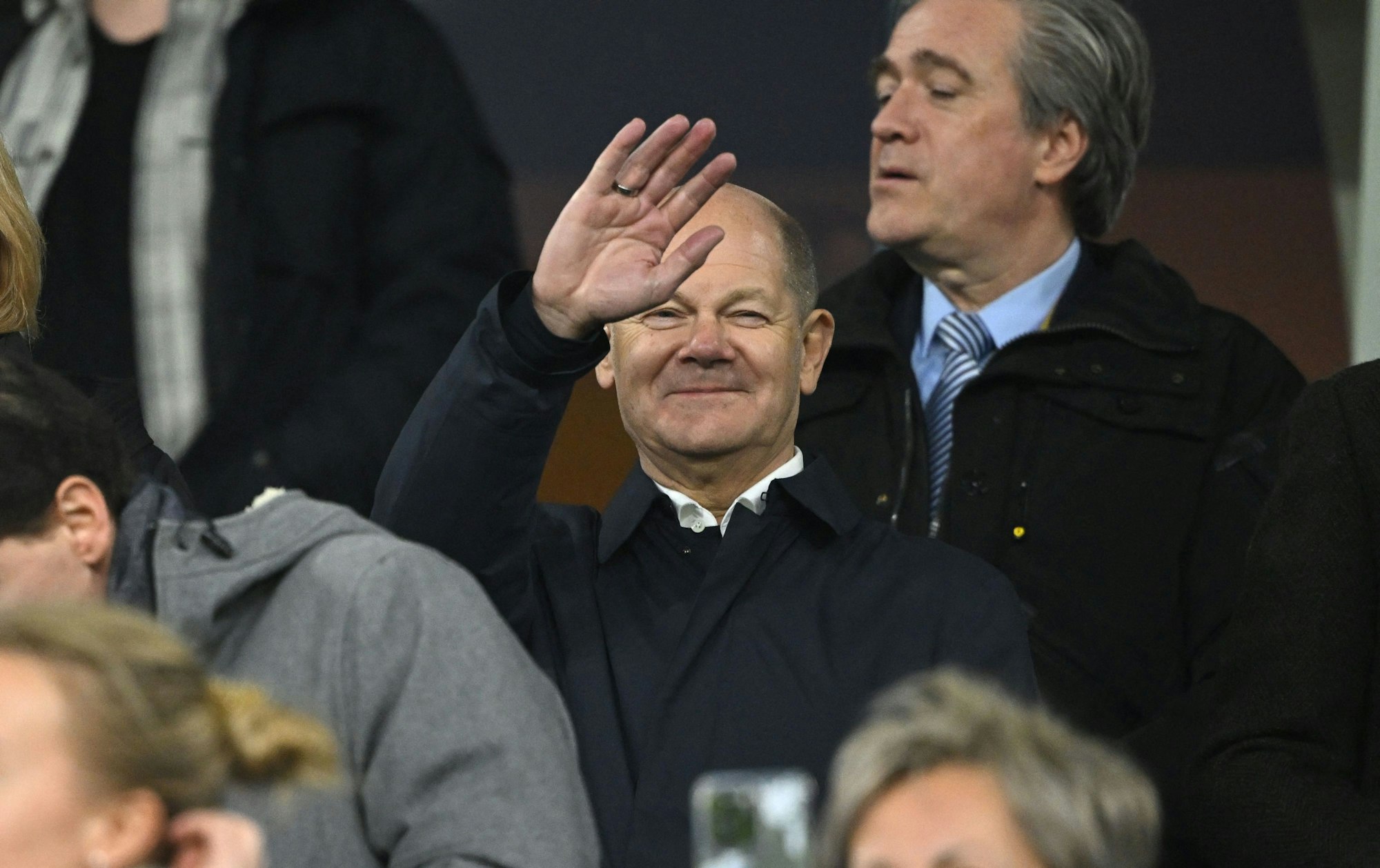 Olaf Scholz winkt beim Frauenfußball-Länderspiel zwischen Deutschland und Schweden Richtung Kamera.