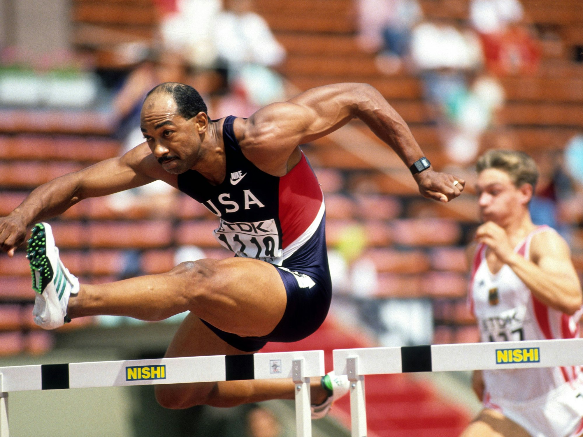 Greg Foster (USA) überquert eine Hürde beim 110-Meter Hürdenlauf.
