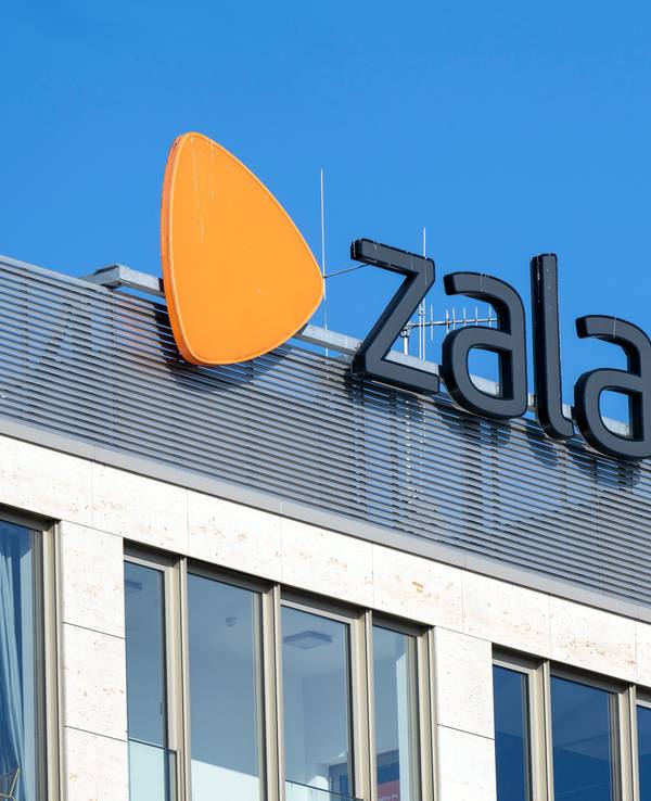 Das Logo von Zalando auf einem Firmengebäude in Berlin.