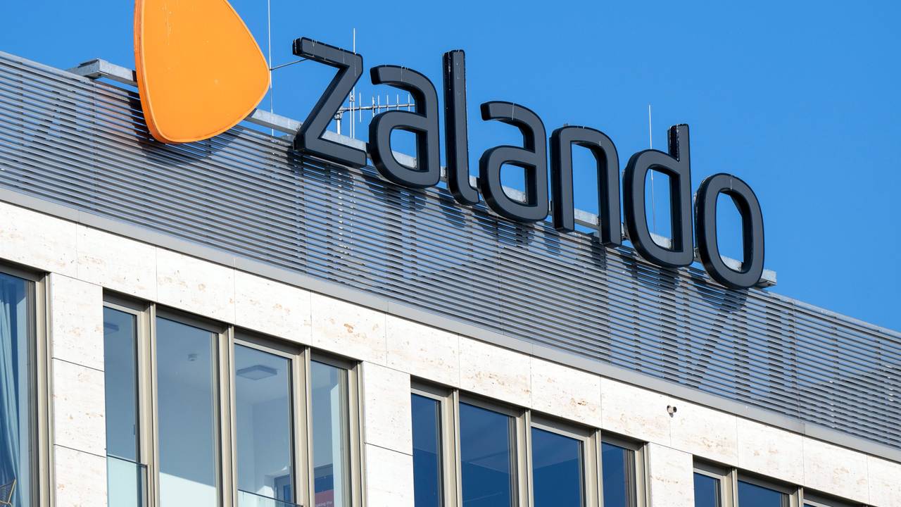 Das Logo von Zalando auf einem Firmengebäude in Berlin.