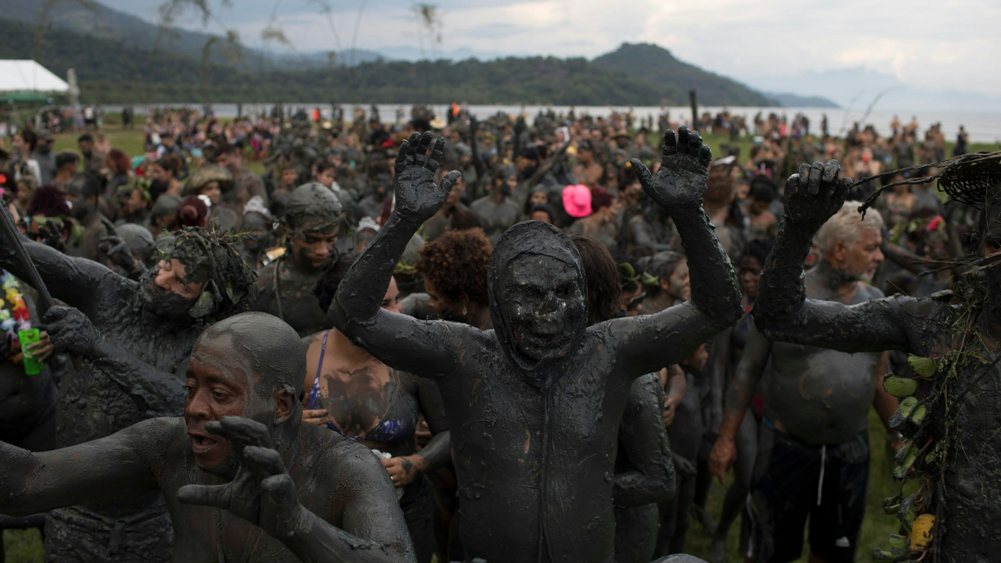 Mit Schlamm bedeckte Jecken bei der traditionellen „Bloco da Lama“ Karnevalsparty.