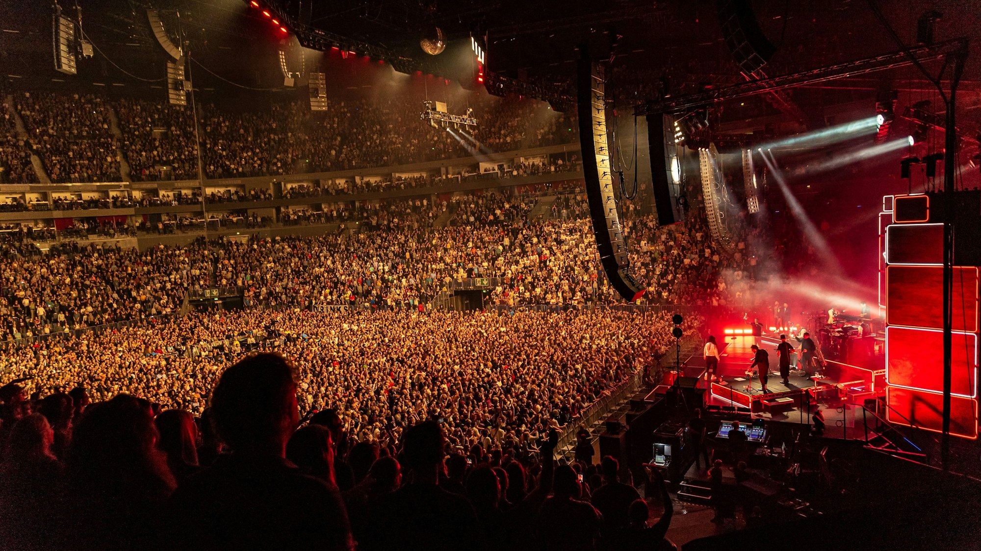 Foto in der Kölner Lanxess-Arena bei einem Konzert, tausende Menschen sind zu sehen.