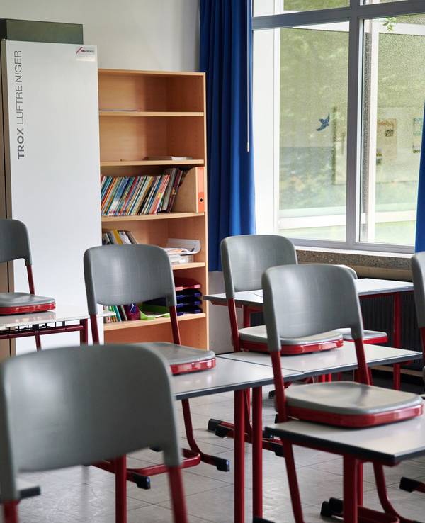 Ein Gerät zur Luftfilterung steht in der Realschule am Hemberg in einem Klassenraum.