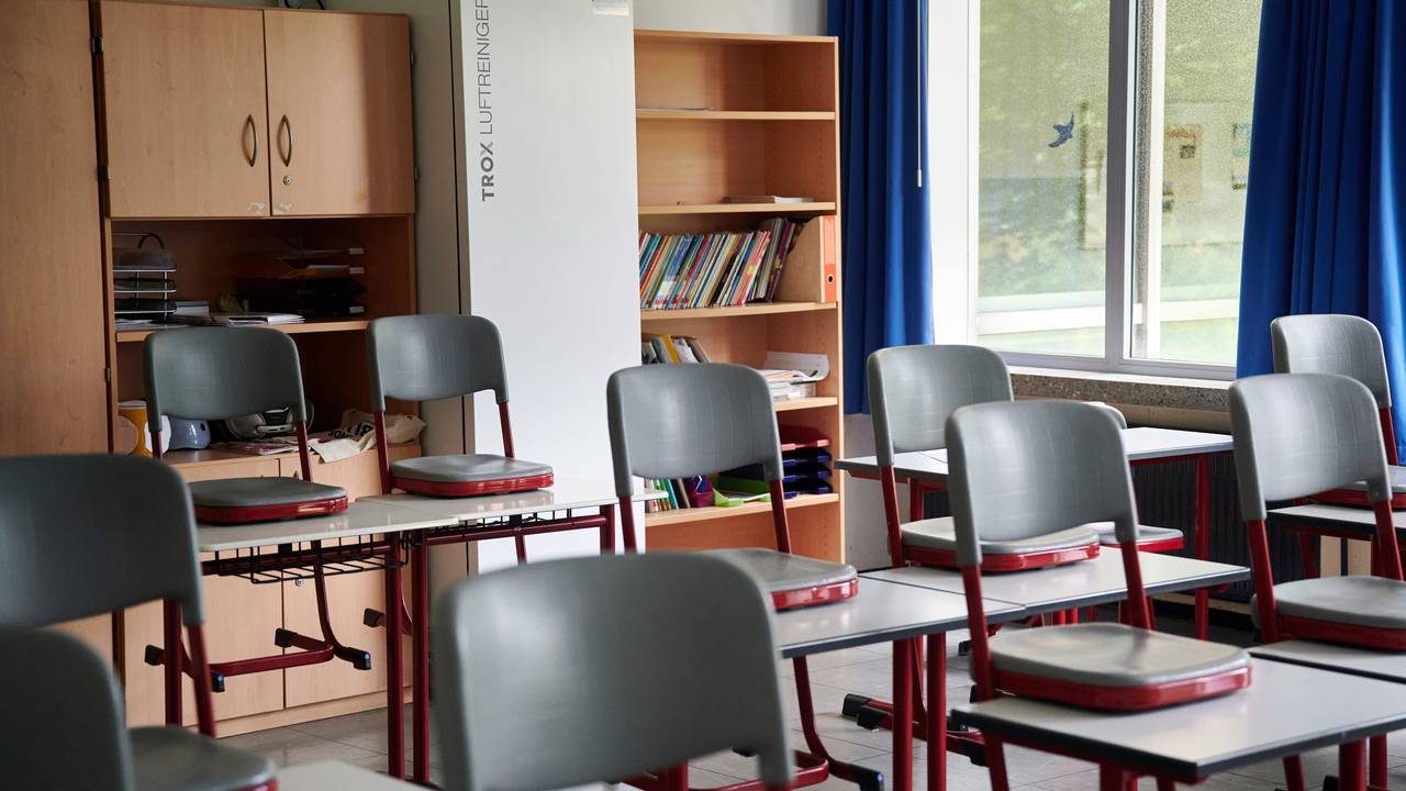 Ein Gerät zur Luftfilterung steht in der Realschule am Hemberg in einem Klassenraum.
