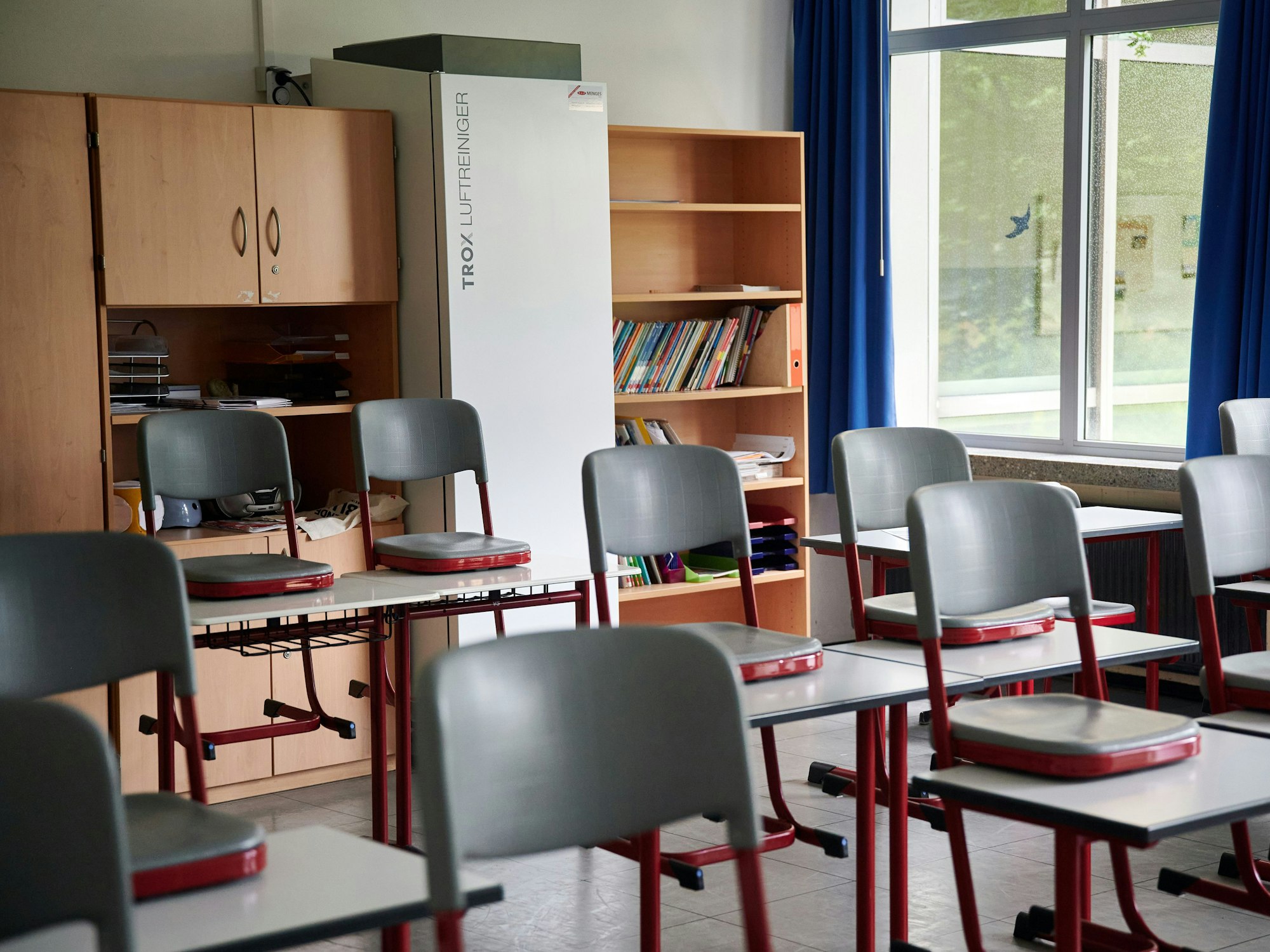 Ein Gerät zur Luftfilterung steht in der Realschule am Hemberg in einem Klassenraum.