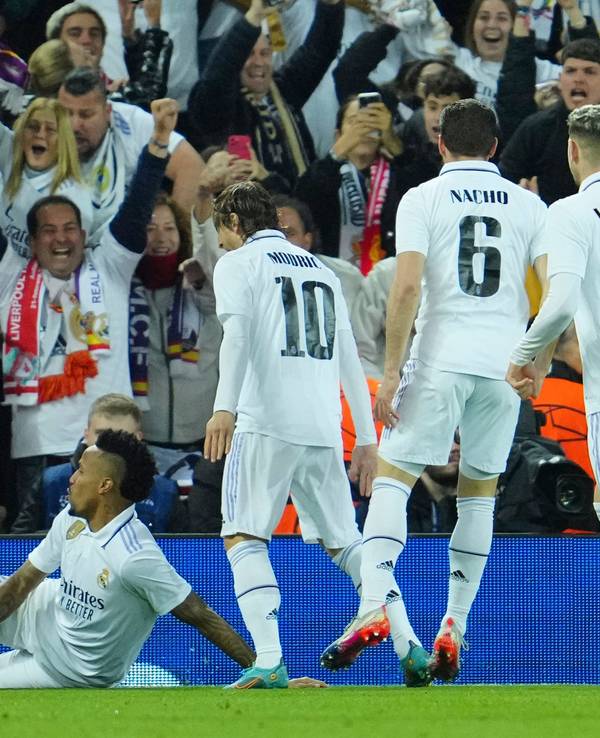 Die Stars von Real Madrid jubeln nach einer Offensiv-Gala beim FC Liverpool über einen der Treffer im Achtelfinal-Hinspiel in der Champions League.