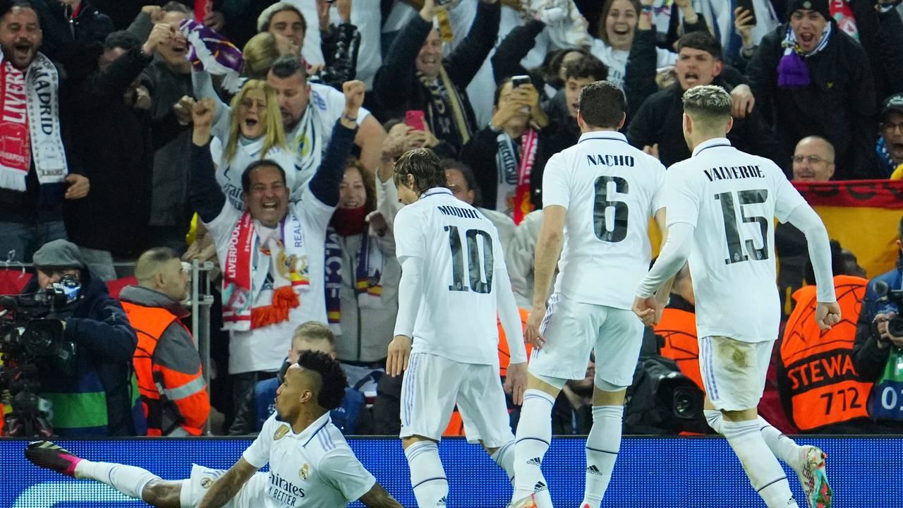 Die Stars von Real Madrid jubeln nach einer Offensiv-Gala beim FC Liverpool über einen der Treffer im Achtelfinal-Hinspiel in der Champions League.