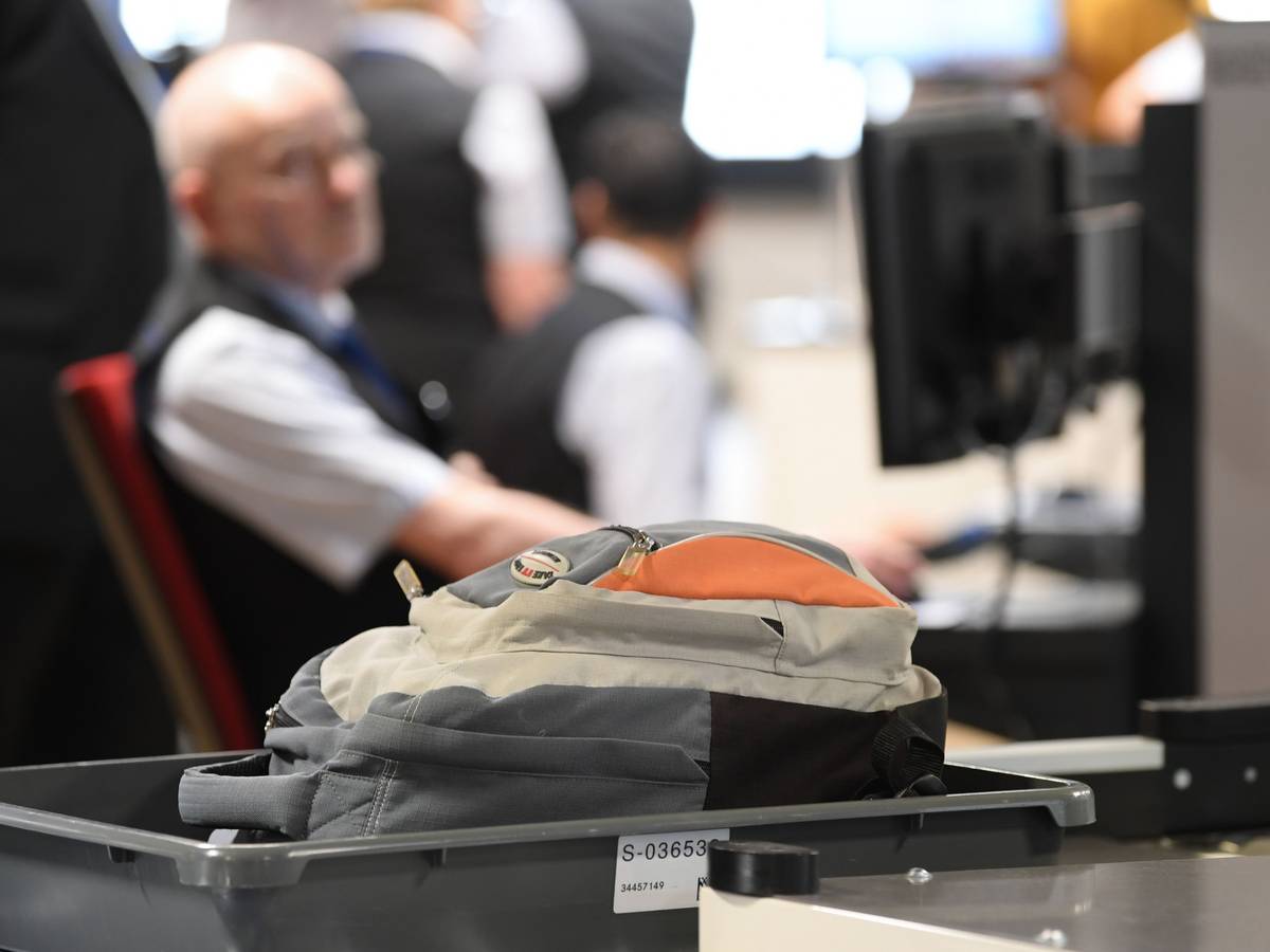 Der Rucksack eines Flugreisenden läuft in einer neu errichteten Halle im Terminal 1 des Frankfurter Flughafens an der Passagierkontrolle zu einem Gepäckscanner.