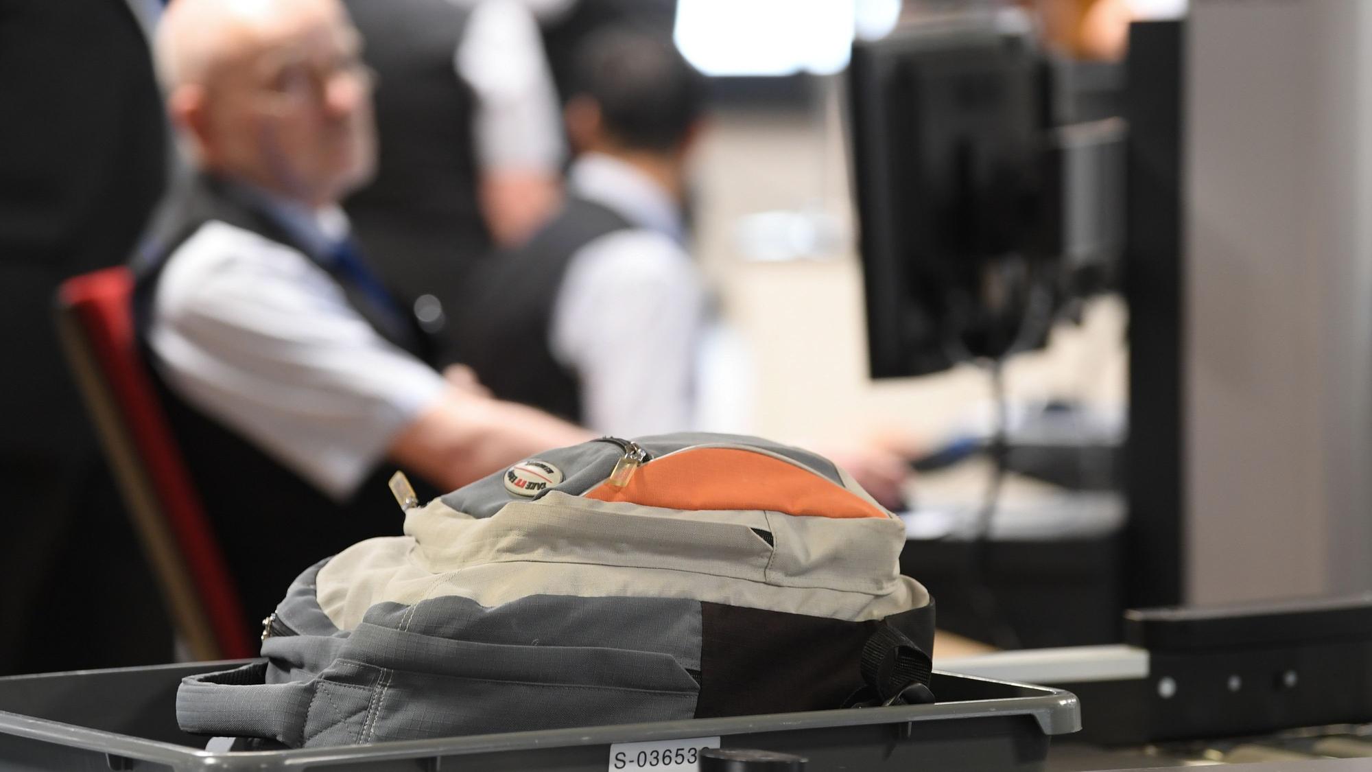 Der Rucksack eines Flugreisenden läuft in einer neu errichteten Halle im Terminal 1 des Frankfurter Flughafens an der Passagierkontrolle zu einem Gepäckscanner.