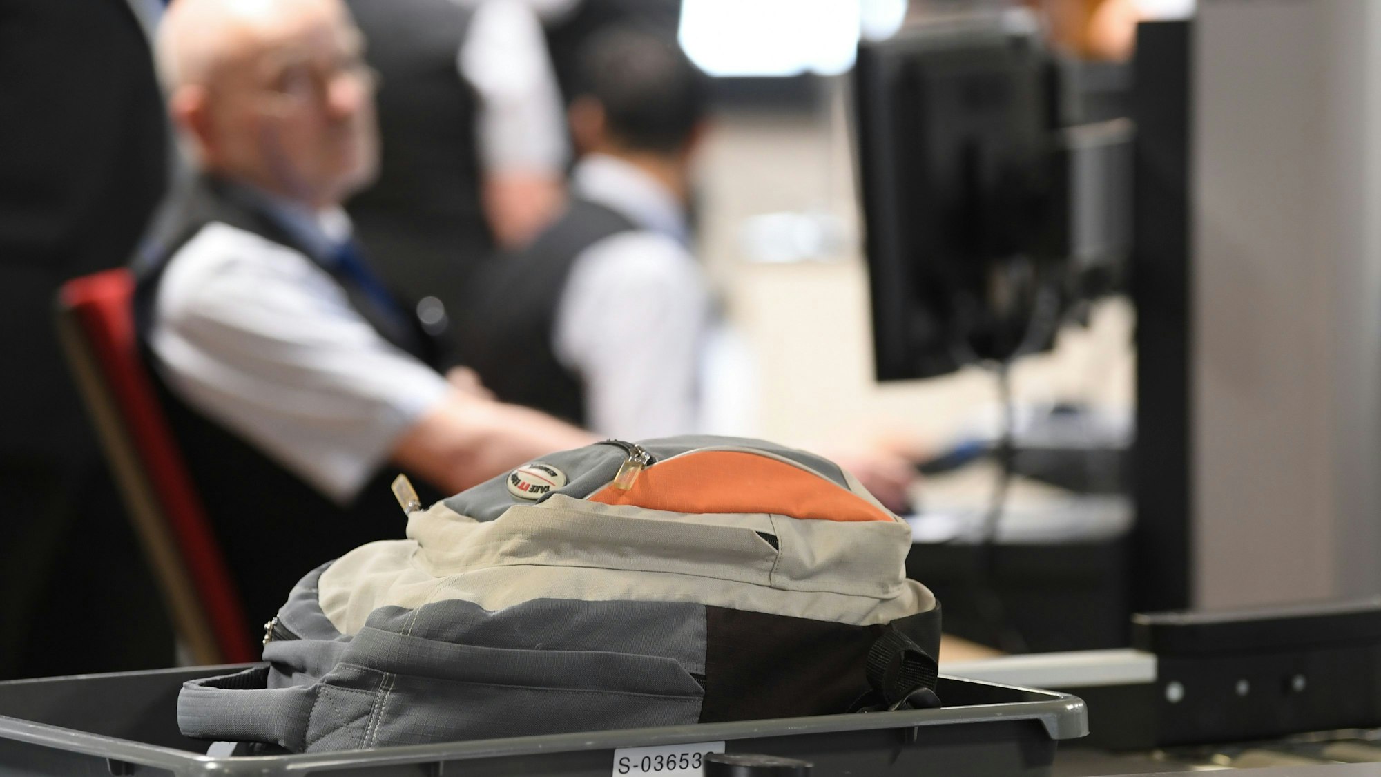 Der Rucksack eines Flugreisenden läuft in einer neu errichteten Halle im Terminal 1 des Frankfurter Flughafens an der Passagierkontrolle zu einem Gepäckscanner.