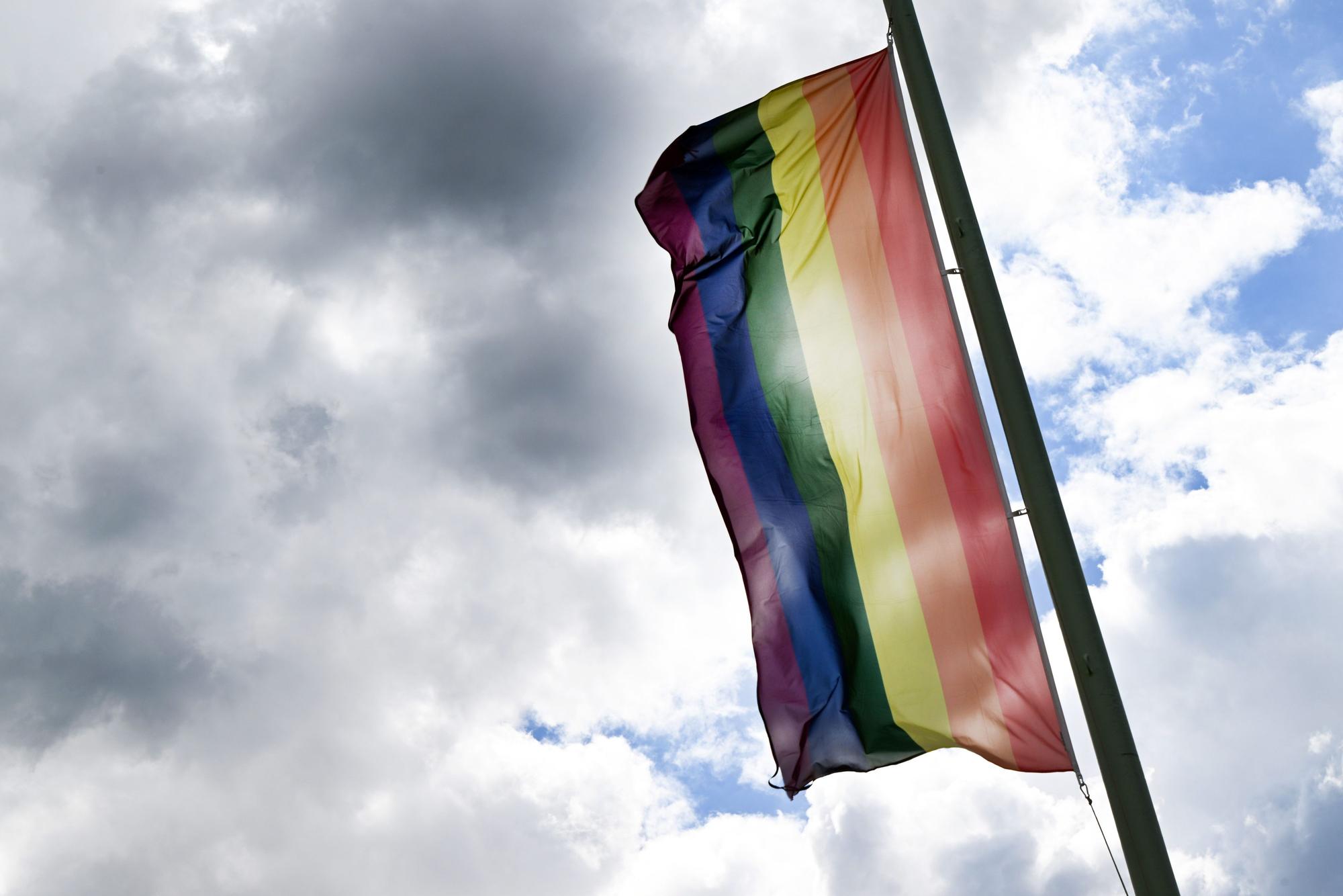 Die Regenbogenfahne steht für Vielfalt und gilt als ein Zeichen gegen Diskriminierung von queeren Menschen.