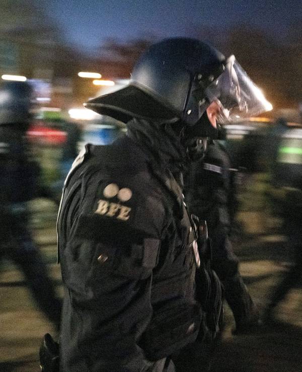 Polizeibeamte vor dem Stadion in Frankfurt.