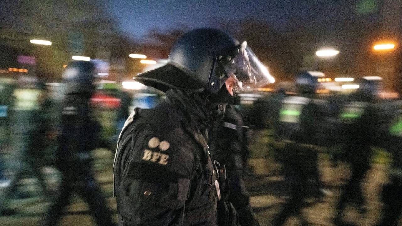 Polizeibeamte vor dem Stadion in Frankfurt.