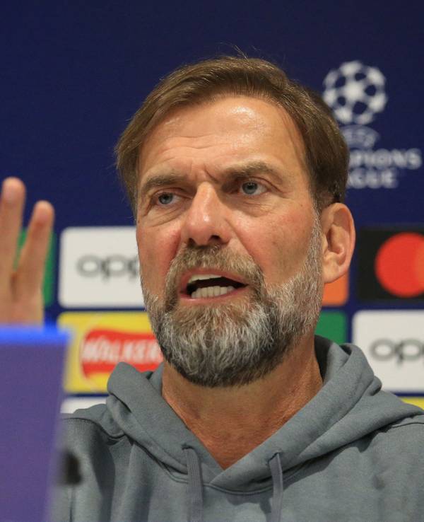 Jürgen Klopp reagiert entgeistert auf einer Pressekonferenz des FC Liverpool.