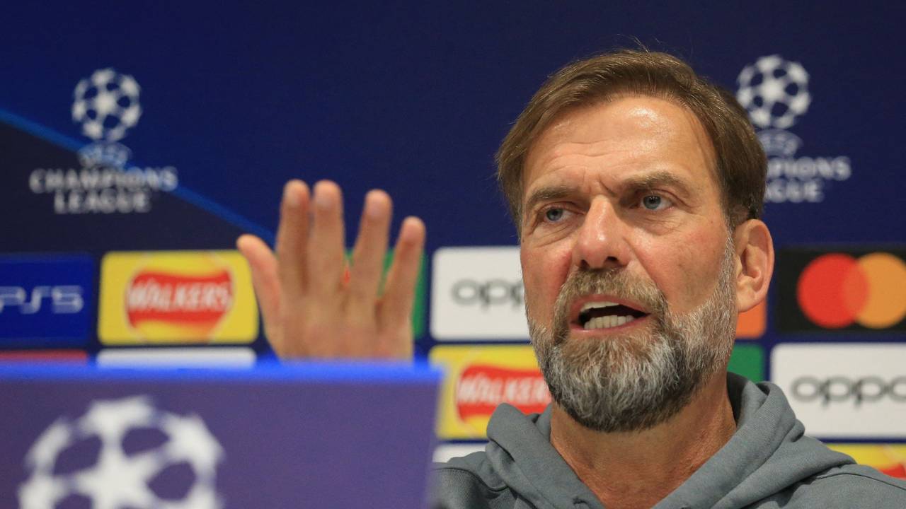 Jürgen Klopp reagiert entgeistert auf einer Pressekonferenz des FC Liverpool.