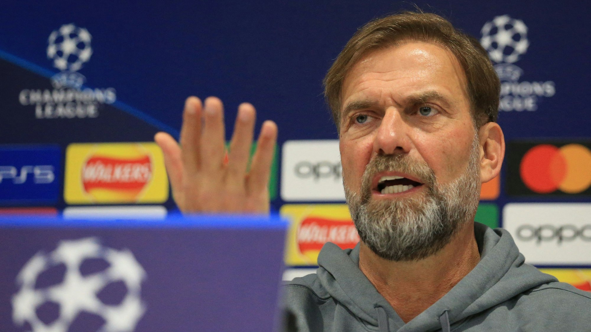 Jürgen Klopp reagiert entgeistert auf einer Pressekonferenz des FC Liverpool.