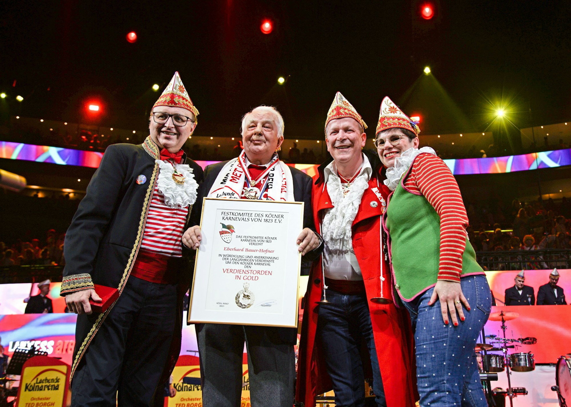 Eberhardt Bauer-Hofner (2.v.l.) bekam vom FK-Vorstand den Verdienstorden in Gold.