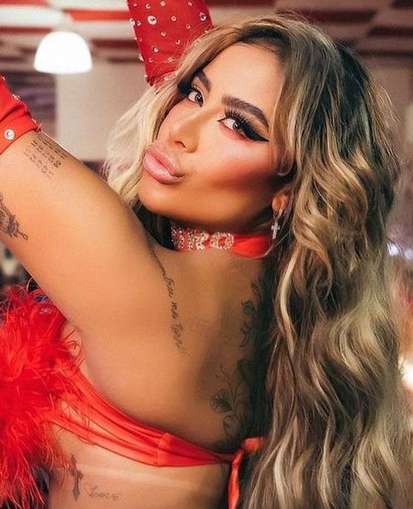 Rafaella Santos, Schwester von Fußball-Star Neymar, posiert auf einem Instagram-Foto im Samba-Look und mit Kussmund beim Karneval in der brasilianischen Metropole Rio de Janeiro.