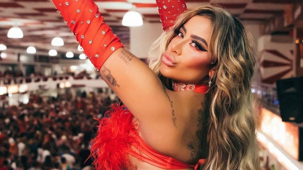 Rafaella Santos, Schwester von Fußball-Star Neymar, posiert auf einem Instagram-Foto im Samba-Look und mit Kussmund beim Karneval in der brasilianischen Metropole Rio de Janeiro.