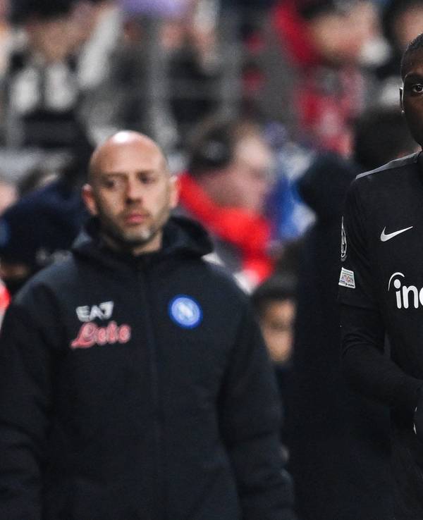 Randal Kolo Muani humpelt nach seiner Roten Karte gegen Neapel frustriert vom Platz.