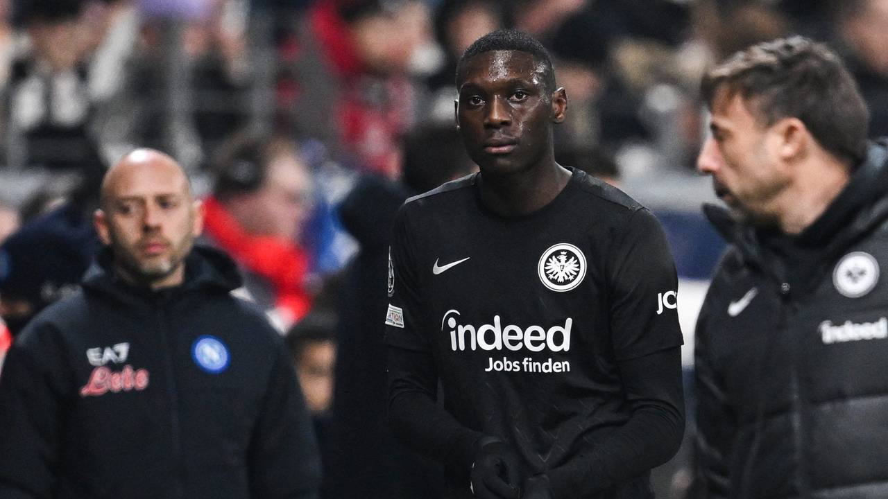 Randal Kolo Muani humpelt nach seiner Roten Karte gegen Neapel frustriert vom Platz.
