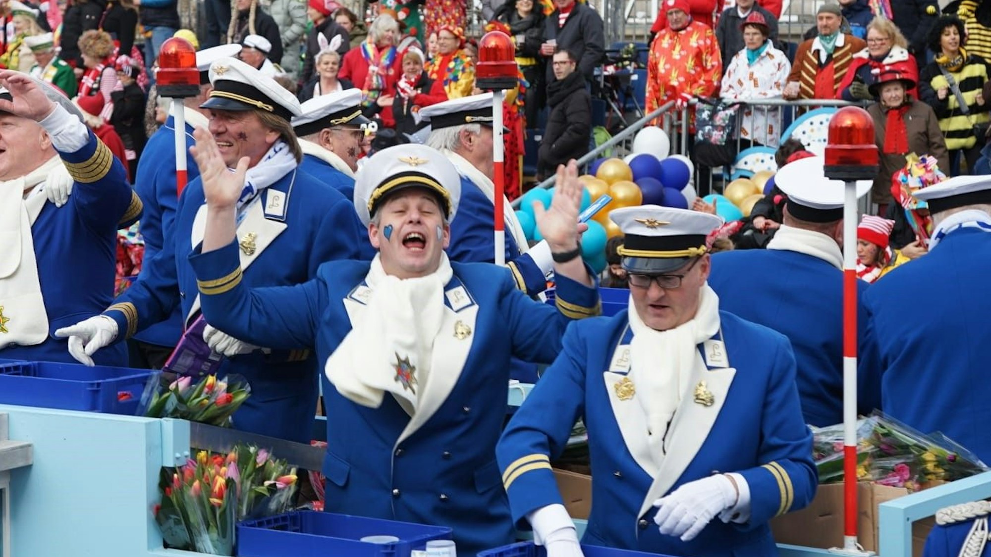 EXPRESS.de-Reporter Bastian Ebel auf dem Wagen der Luftflotte.