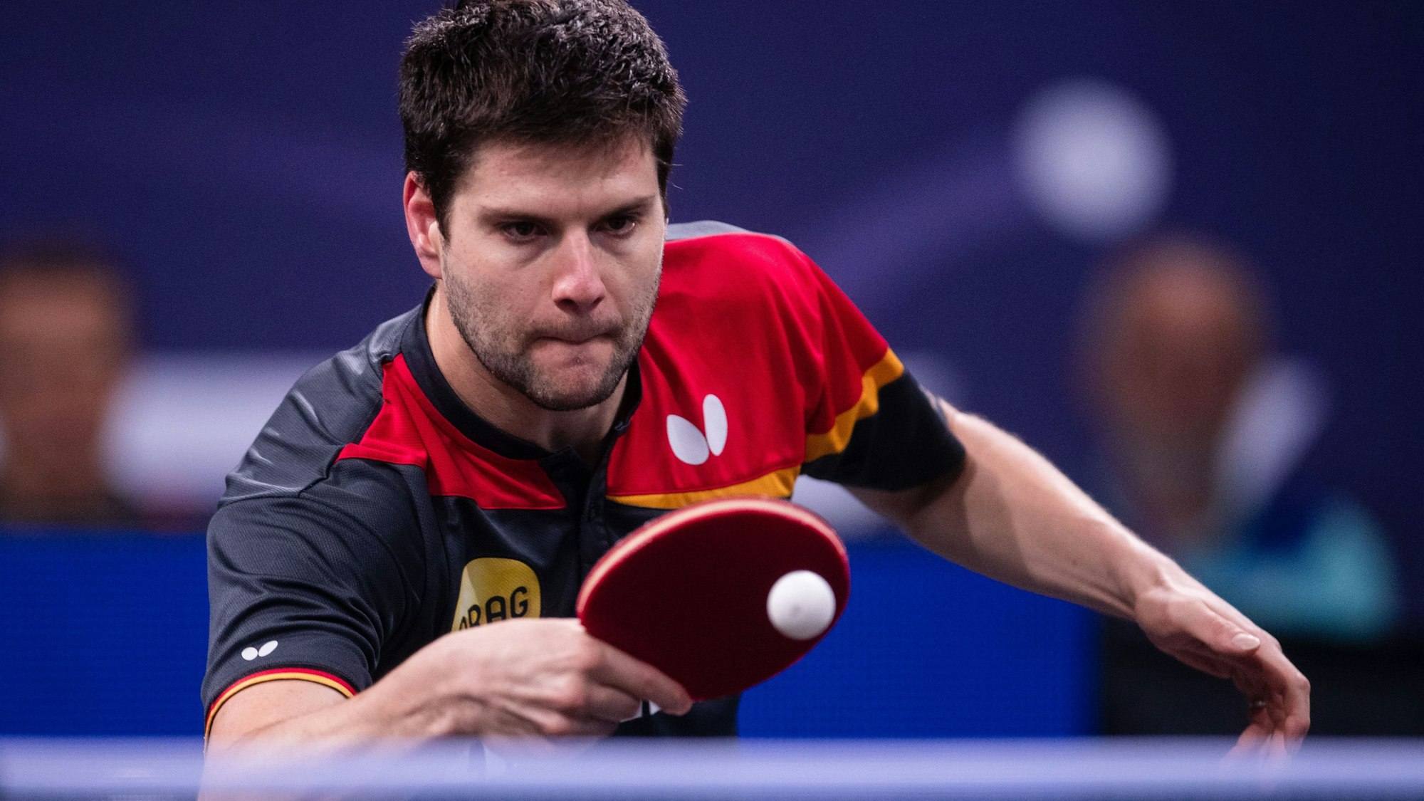 Dimitrij Ovtcharov spielt bei der EM eine Rückhand.