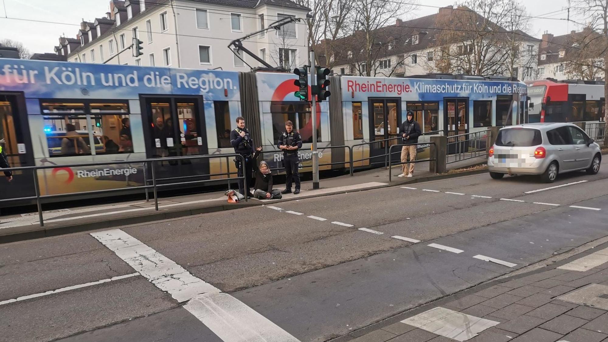 Bei einer Klima-Aktion in Köln war die Polizei sofort vor Ort und entfernte die Menschen von der Straße.