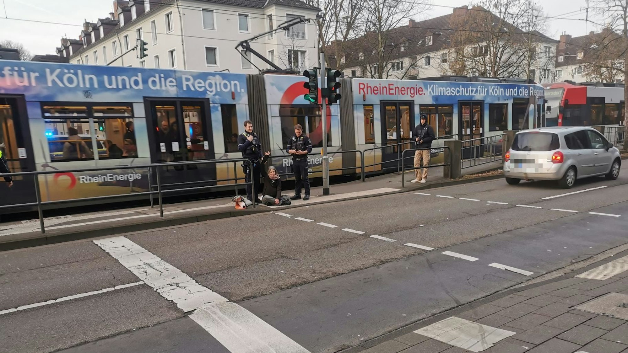 Bei einer Klima-Aktion in Köln war die Polizei sofort vor Ort und entfernte die Menschen von der Straße.