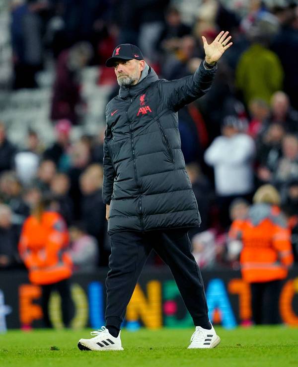 Jürgen Klopp winkt den Fans des FC Liverpool zu.