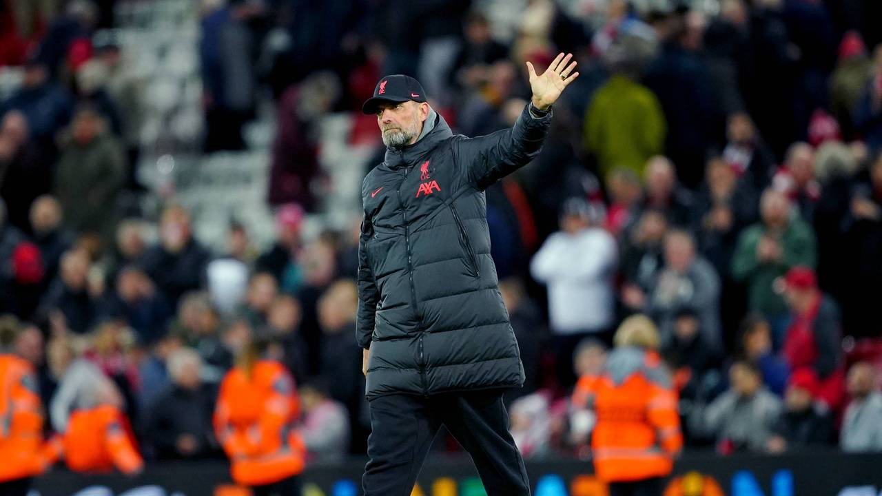 Jürgen Klopp winkt den Fans des FC Liverpool zu.