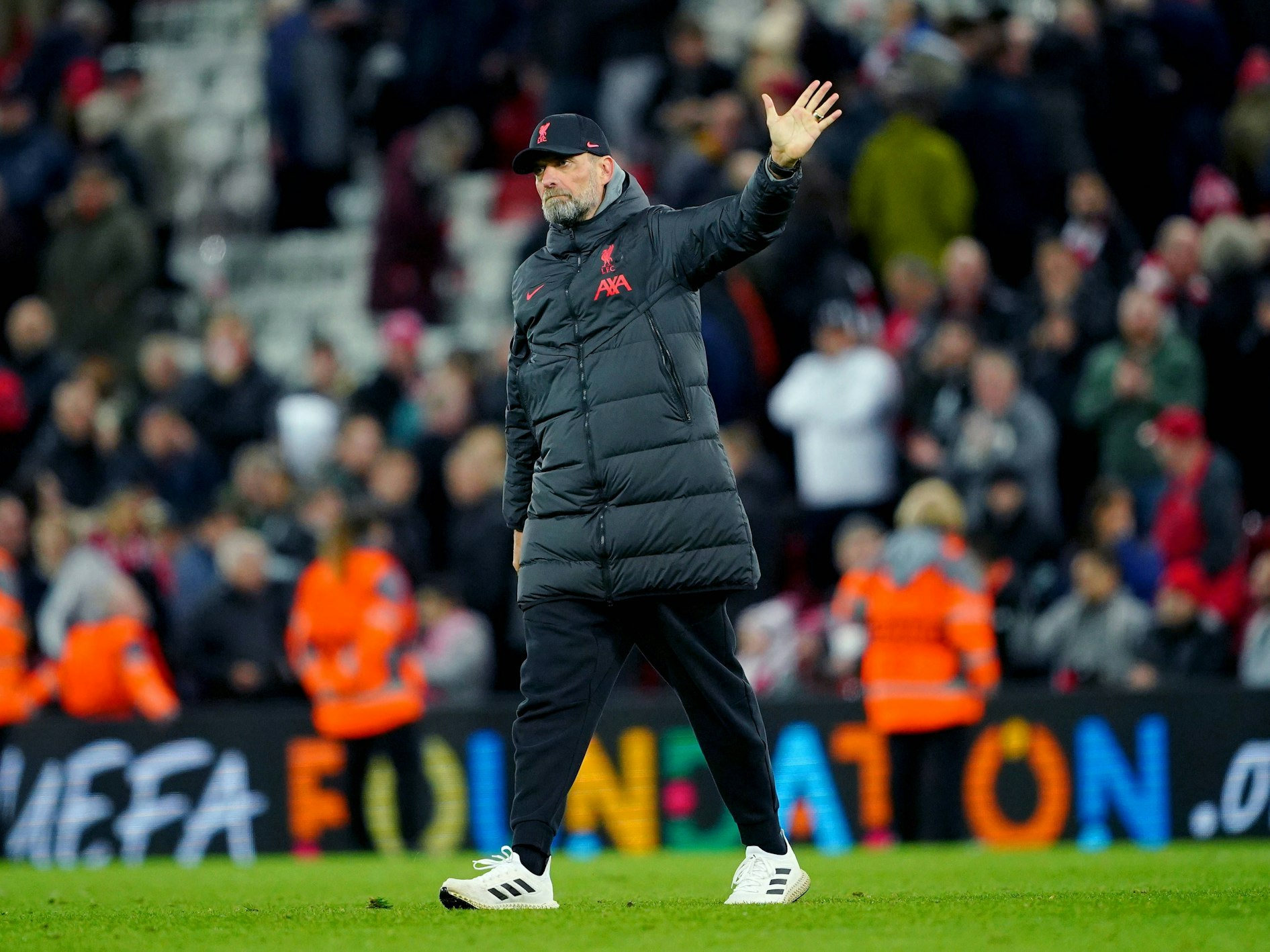 Jürgen Klopp winkt den Fans des FC Liverpool zu.