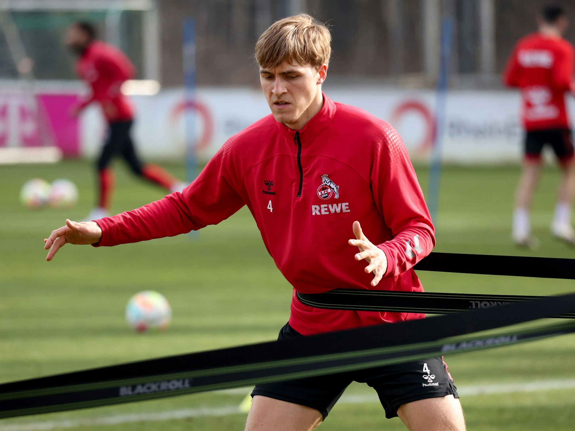 Timo Hübers beim Training an einem elastischen Band.
