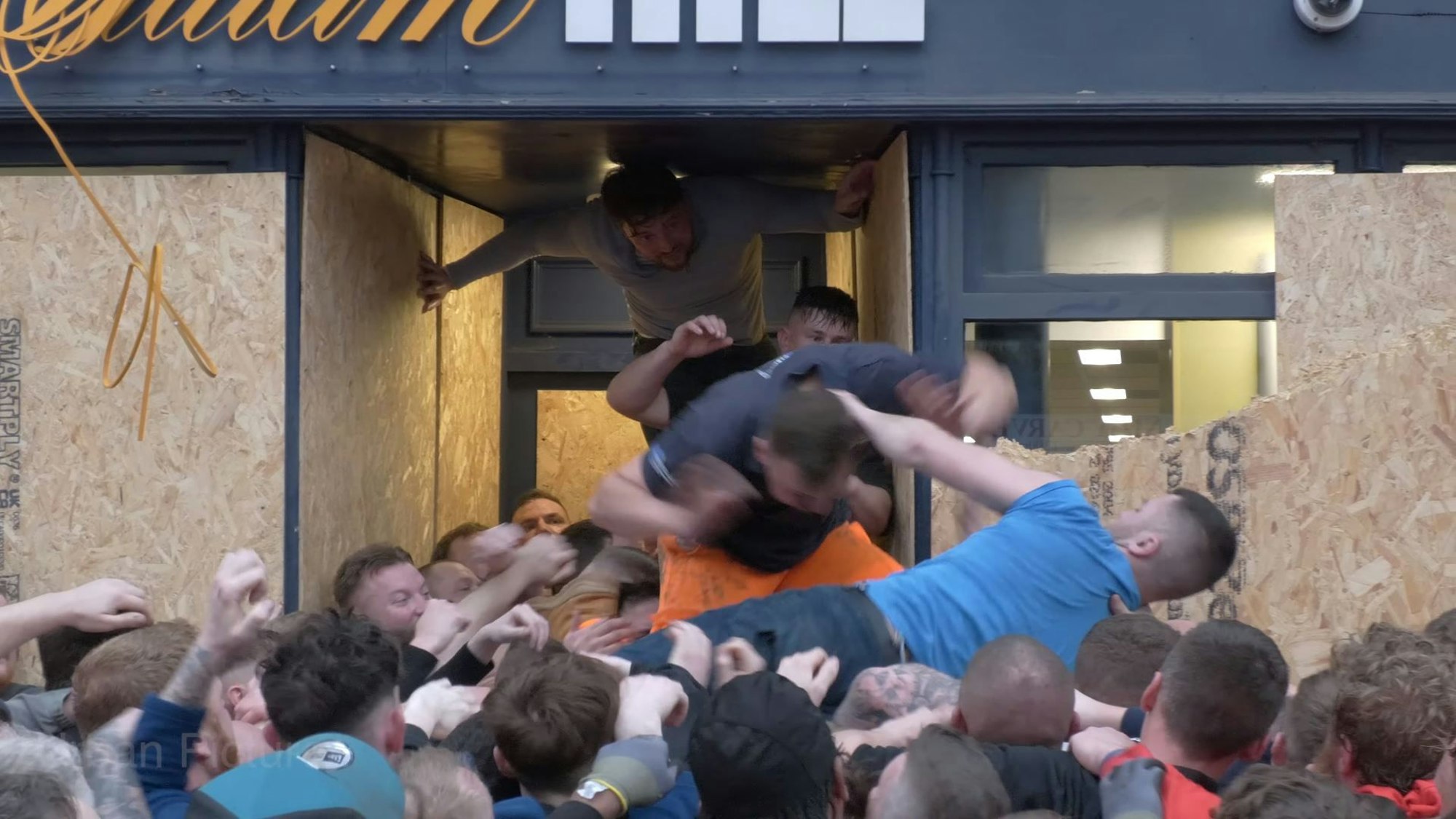 Wilde Prügel-Szenen vor einem verrammelten Gebäude im englischen Atherstone. Der Hintergrund geht auf eine alte Tradition zurück.