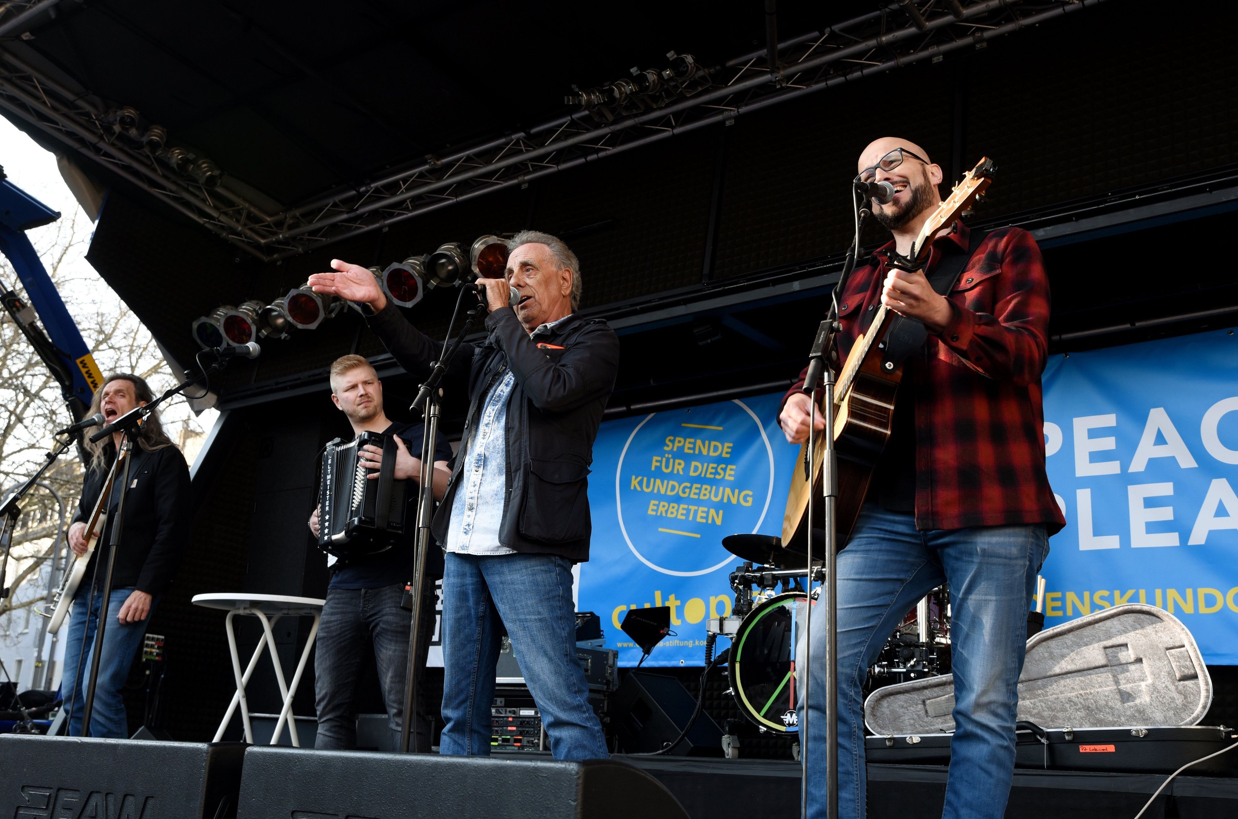 Peace-Please-Demo für den Frieden in der Ukraine, mit einem Benefiz-Konzert zugunsten der Kriegsopfer und Flüchtlinge auf dem Heumarkt.