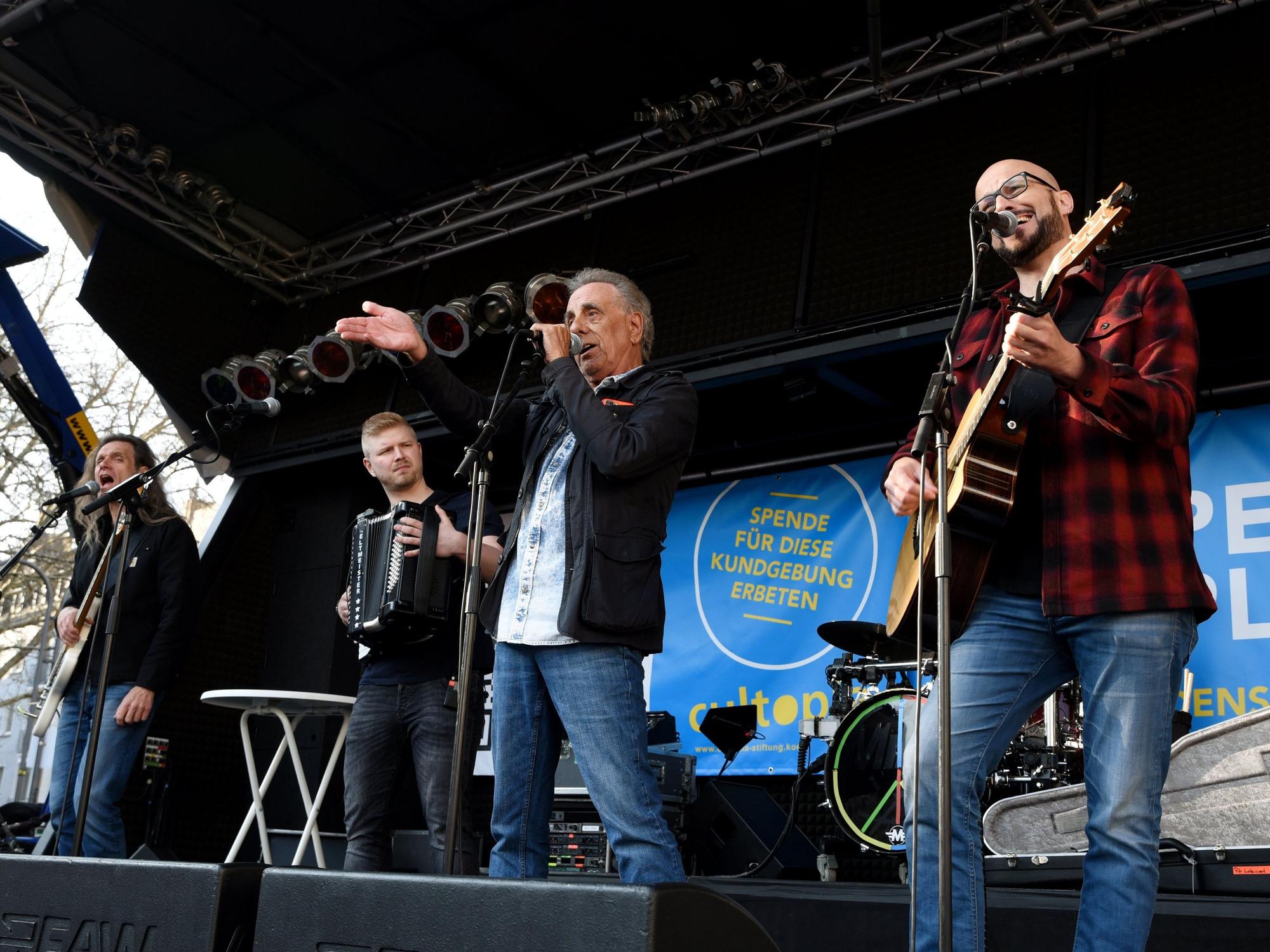 Peace-Please-Demo für den Frieden in der Ukraine, mit einem Benefiz-Konzert zugunsten der Kriegsopfer und Flüchtlinge auf dem Heumarkt.