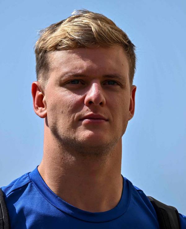 Mick Schumacher auf dem Weg zum freien Training beim Großen Preis von Abu Dhabi.