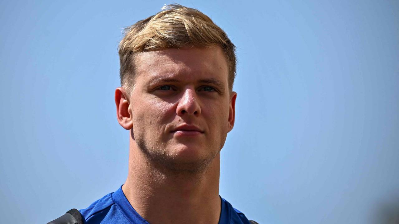 Mick Schumacher auf dem Weg zum freien Training beim Großen Preis von Abu Dhabi.
