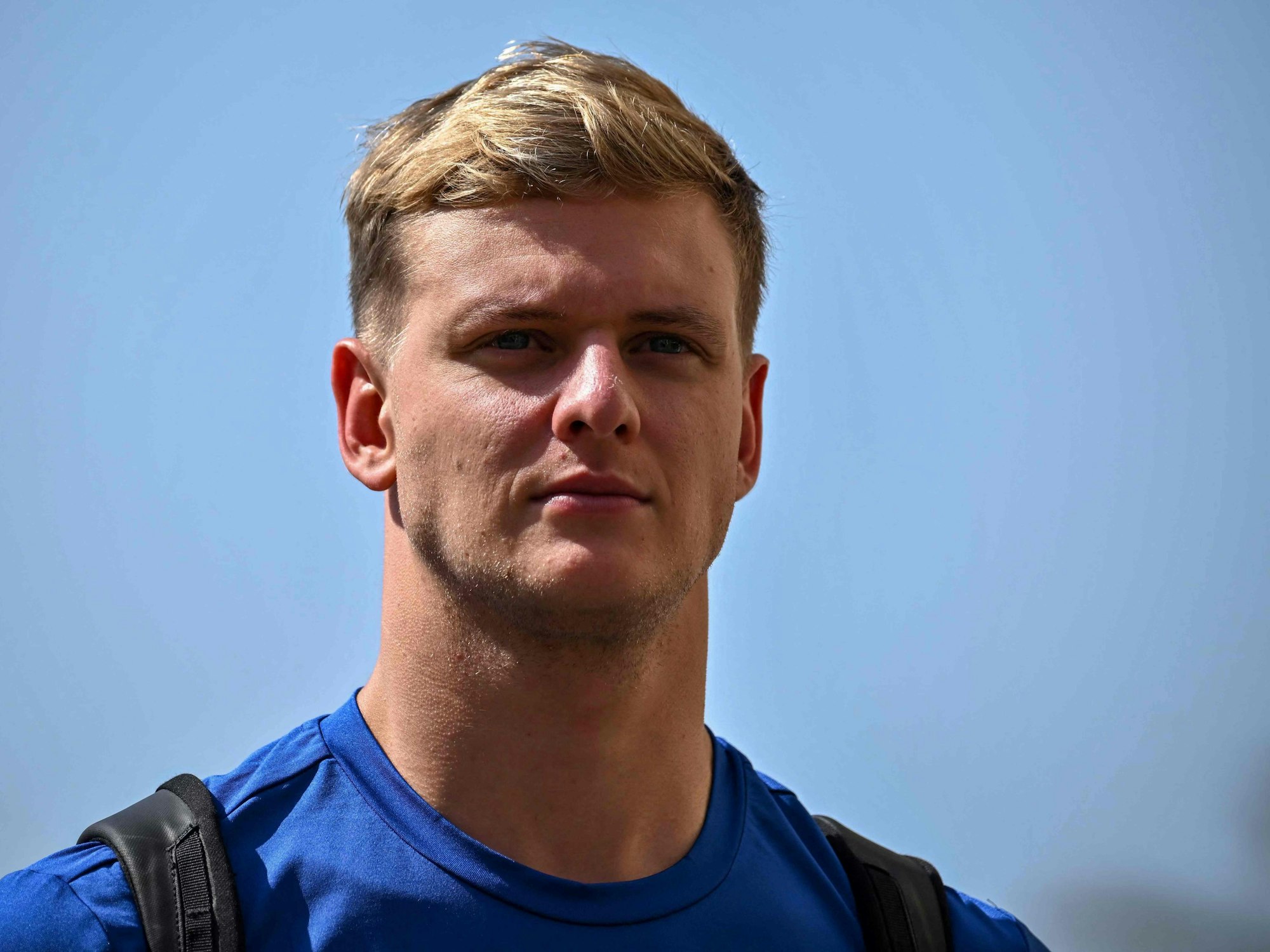 Mick Schumacher auf dem Weg zum freien Training beim Großen Preis von Abu Dhabi.