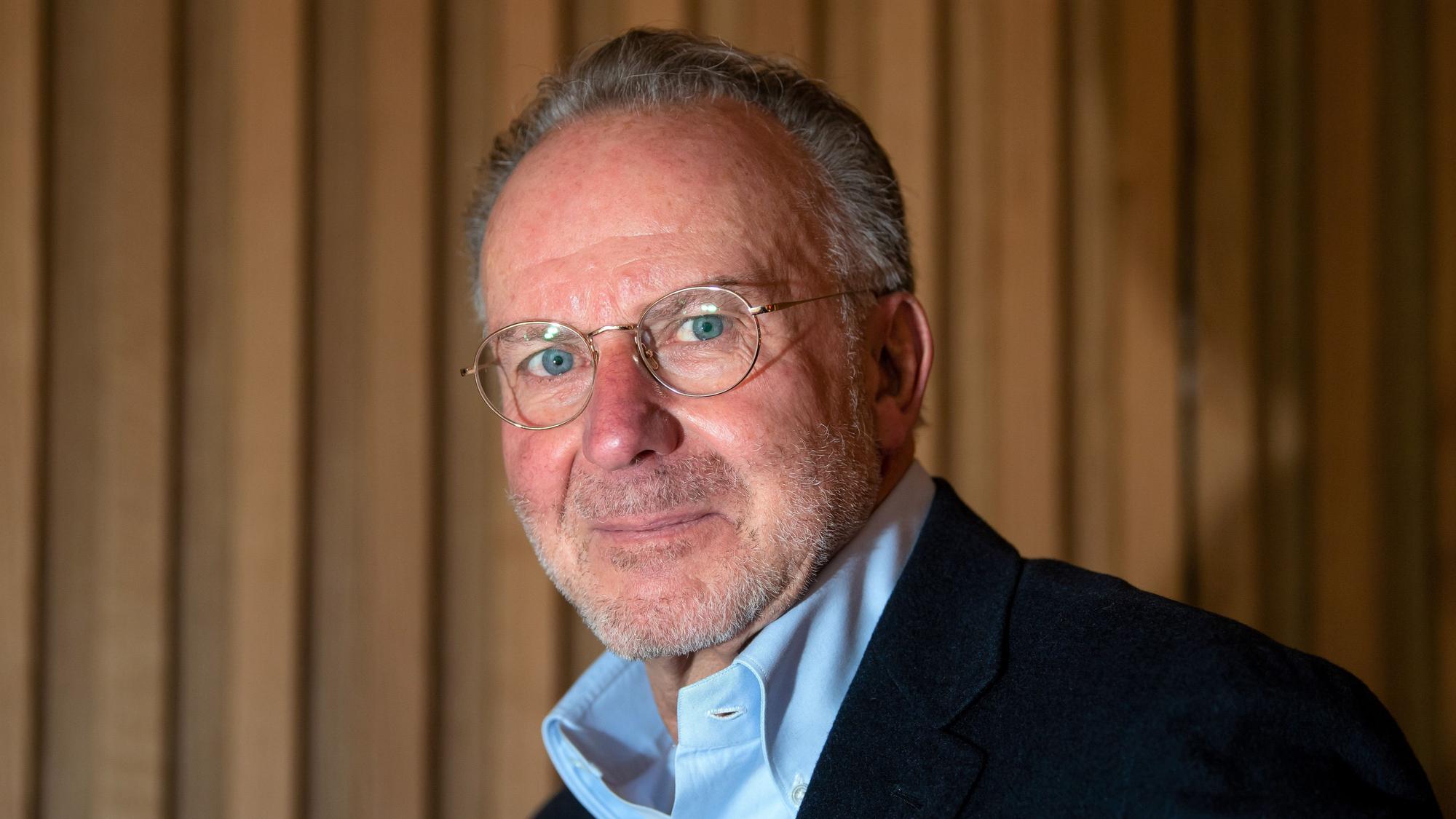 Karl-Heinz Rummenigge, ehemaliger Fußballspieler und ehemaliger Vorstandsvorsitzender der FC Bayern München AG, blickt bei einem Interview in die Kamera.