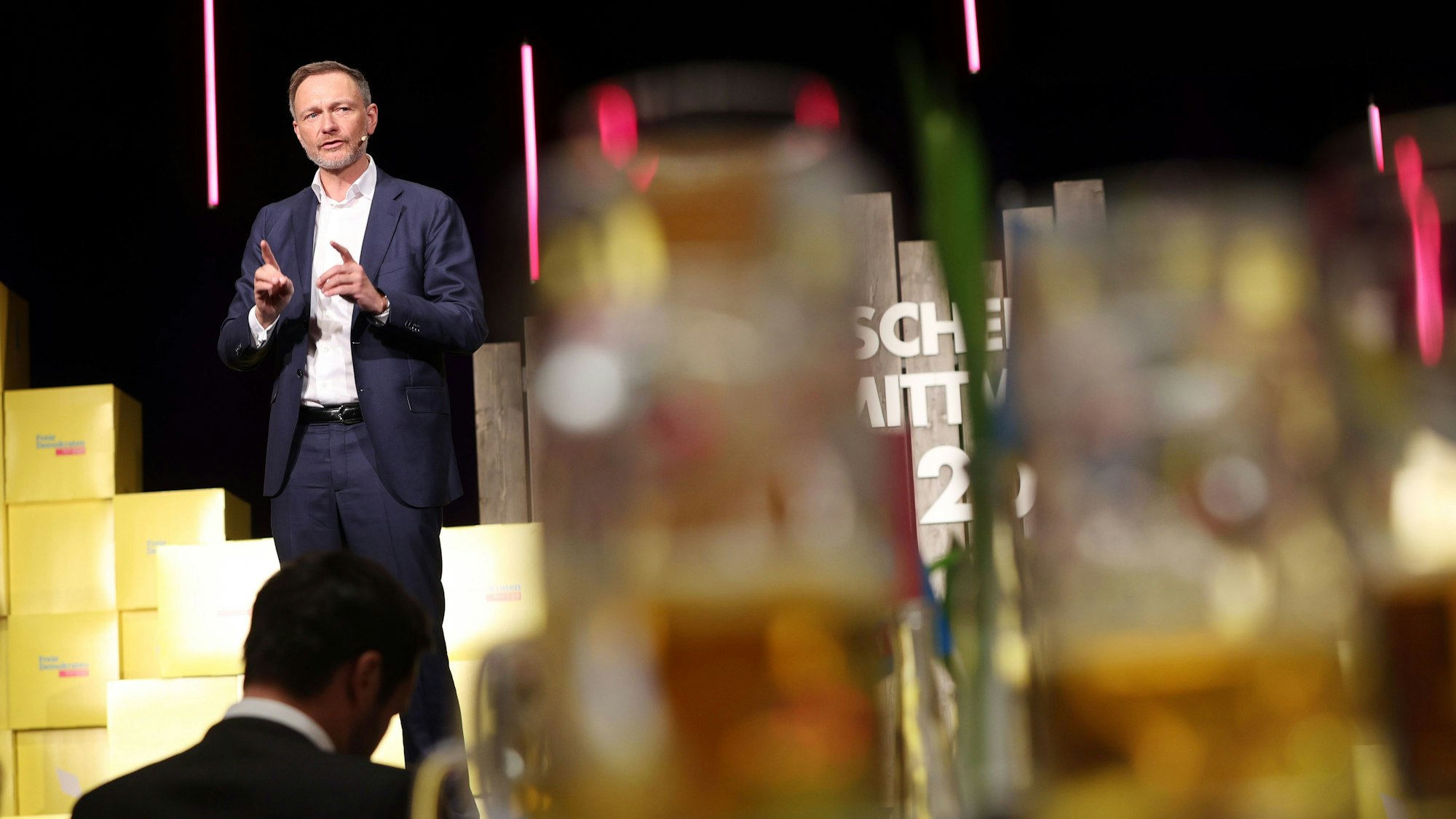 Das Foto vom 22. Februar 2023 zeigt ner FDP-Vorsitzenden und Bundesfinanzminister Christian Lindner. Er steht auf einer Bühne und spricht in ein Mirkofon.