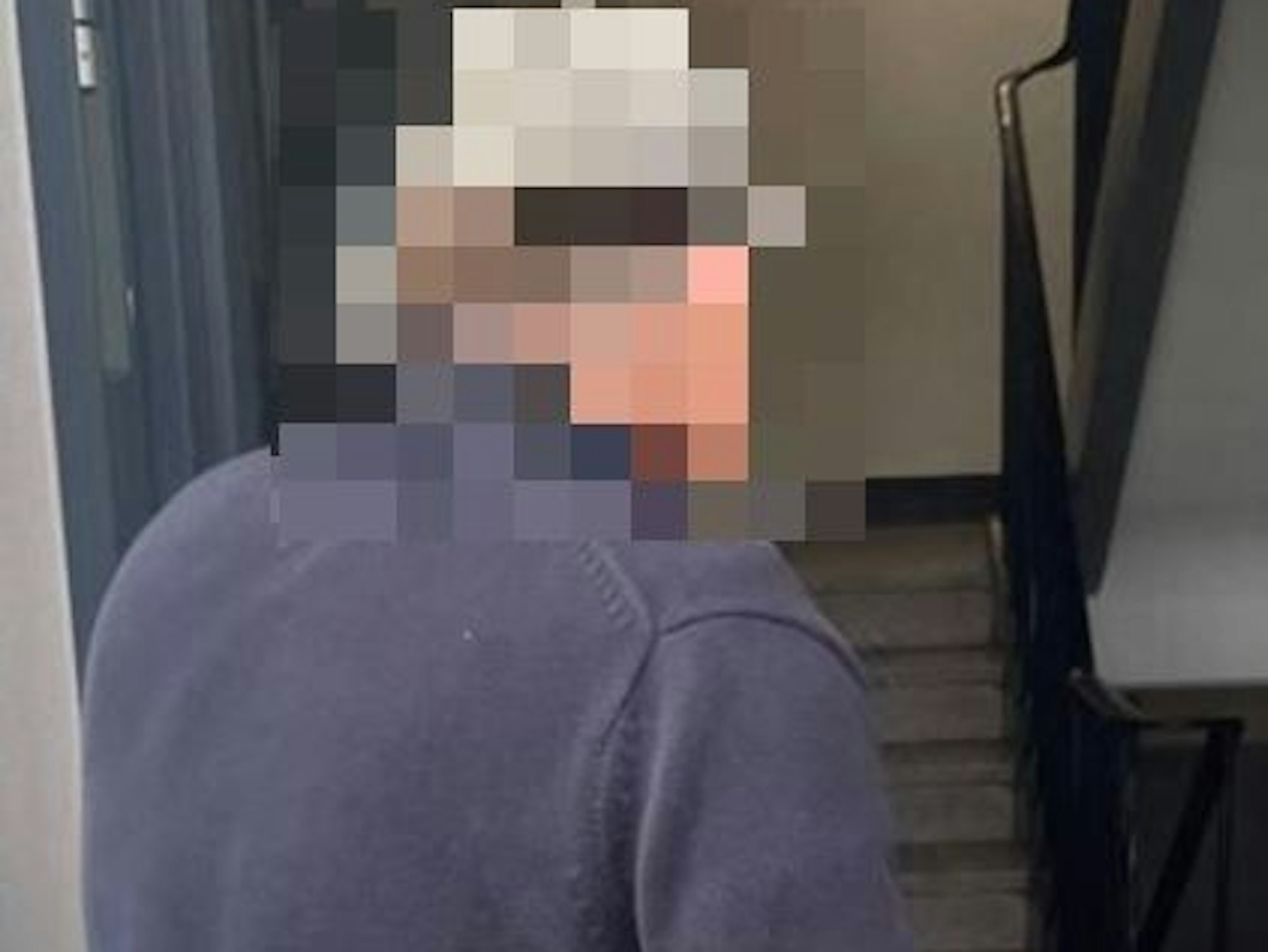 Der Tatverdächtige im Mordfall Petra Nohl. Von hinten fotografiert und gepixelt.